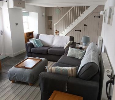 Egloshayle House | Hillside Cottage
