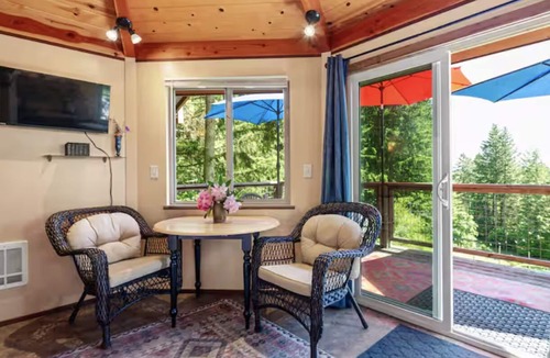 Alvadore Cottage | Hillside Deck Cottages - Rustic Pnw Retreat 2 Bedroom Cottage