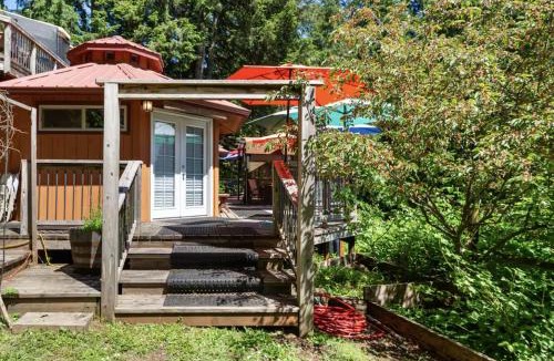 Alvadore House | Hillside Deck Cottages - Rustic PNW Retreat cottage