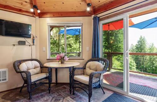 Alvadore House | Hillside Deck Cottages - Rustic PNW Retreat cottage