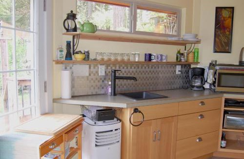 Alvadore House | Hillside Deck Cottages - Rustic PNW Retreat cottage