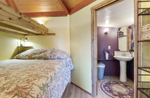 Alvadore House | Hillside Deck Cottages - Rustic PNW Retreat cottage