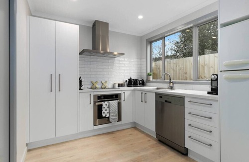 Raglan House | Hillside Haven - House & Unit 16+ guests Spa