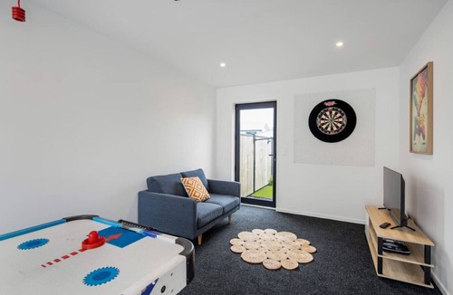 Trentham House | Hillside Haven: Trentham Escape