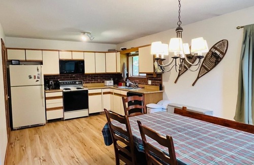 Wilmington House | Hillside Haven- Weekly + Monthly Discounts Available!