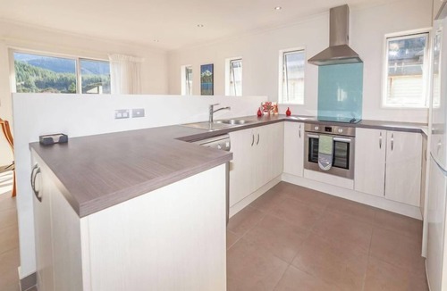 Hanmer Springs House | Hillside Hideaway - Hanmer Springs