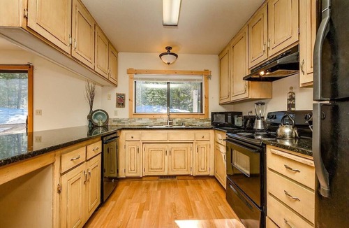 Truckee Cabin | Hillside Hideaway - Close to downtown Truckee