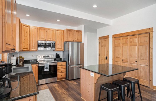 Estes Park House | Hillside Hideaway- Family friendly centrally located with AC, Hot Tub, Game Room
