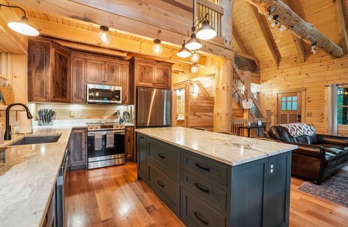 Logan Cabin | Hillside Hideaway | Hocking Hills, EV Charger