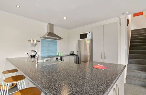 Ngaio Bay Cottage | Hillside Hideaway - Kaiteriteri Holiday Home