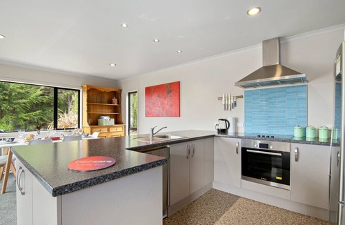 Ngaio Bay Cottage | Hillside Hideaway - Kaiteriteri Holiday Home