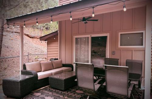 Hot Springs Village House | Hillside Hideaway Retreat - A Secluded Modern Cabin