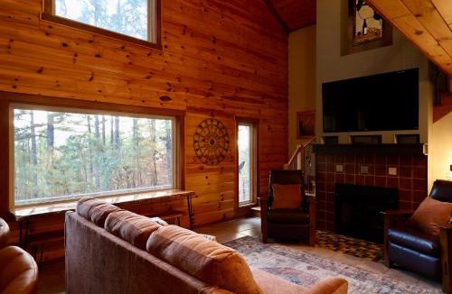 Hot Springs Village House | Hillside Hideaway Retreat - A Secluded Modern Cabin