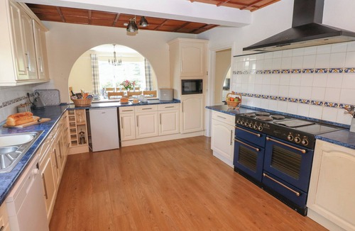 Tirabad Cottage | HILLSIDE LODGE, pet friendly, character holiday cottage in Newtown