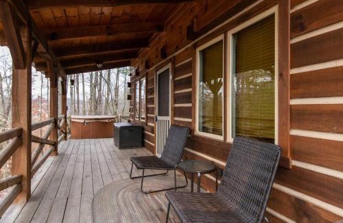 Campton House | Hillside Loft Cabin- Hot Tub, WiFi, 20 mins from Natural Bridge
