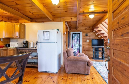 Campton Cabin | Hillside Loft Cabin- Hot Tub, WiFi, 20 mins from Natural Bridge