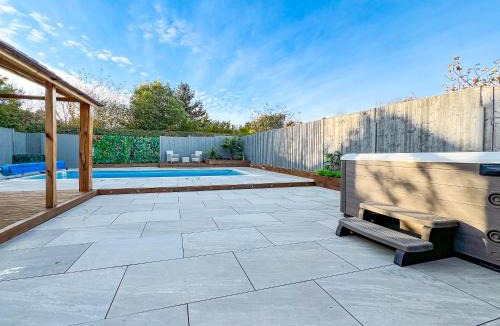 Fareham House | Hillside Oasis - Private Hot Tub & Swimming Pool