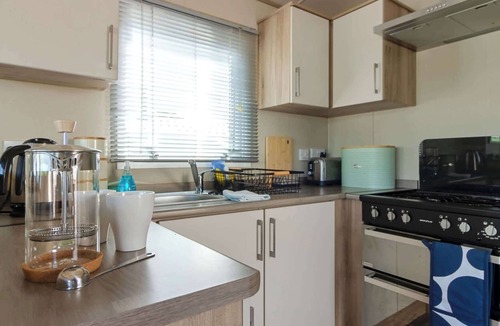 Newton Saint Cyres Ski Chalet | Hillside Splash Retreat - Pool & Fishing Nearby