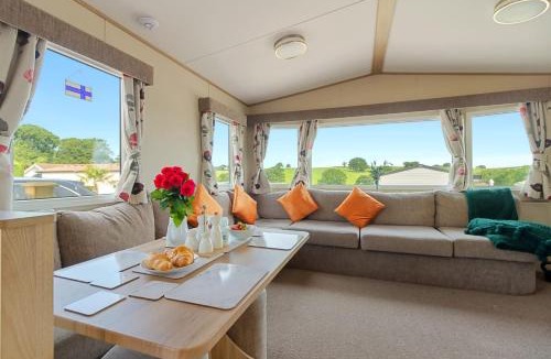 Heligan Ski Chalet | Hillside Splash Retreat -No Commercial Sign written Vehicles,Fishing Nearby & Communal Swimming Pool ,Pool open May to September