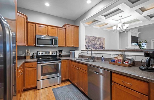 Covington Condo | Hilltop 3BR for 10, Private Garage, Skyline Views