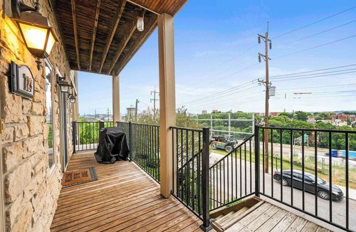 Covington Condo | Hilltop 3BR for 10, Private Garage, Skyline Views
