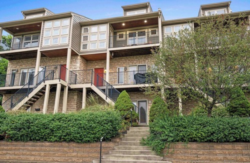 Covington Condo | Hilltop 3BR for 10, Private Garage, Skyline Views