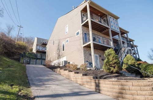 Covington Condo | Hilltop 3BR for 10, Private Garage, Skyline Views