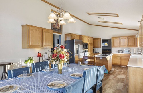 Tehachapi House | Hilltop 4BR Lake View Home with Jacuzzi, Pool Table, Wi-Fi
