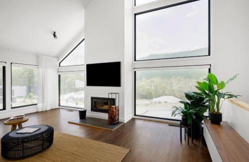 Bright House | Hilltop at Bright