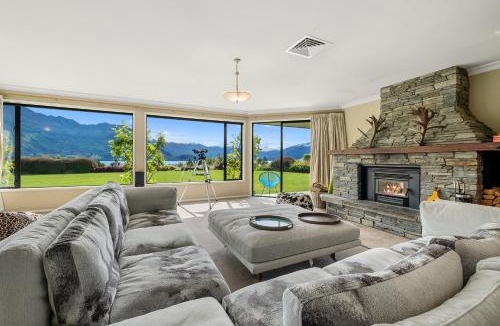 Wanaka House | Hilltop Blue Views - Wanaka Holiday Home
