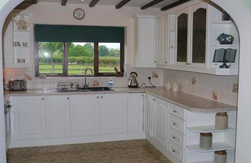 Little Cowarne House | Hilltop Bungalow for a Spacious Country Break