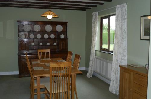 Little Cowarne House | Hilltop Bungalow for a Spacious Country Break