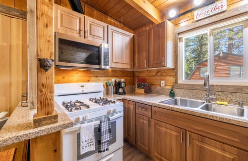 Running Springs Cabin | Hilltop cabin-7 miles from Lake arrowhead +6.5 miles from Snow Valley Ski Resort