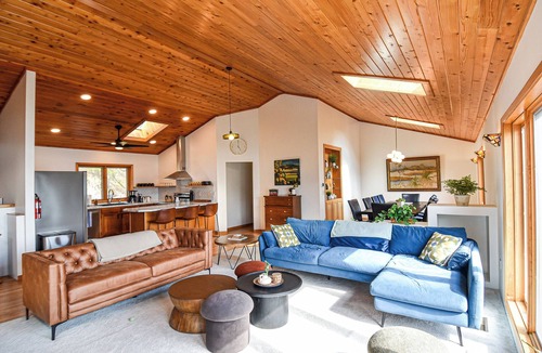 Naples House | Hilltop Escape: Epic Game Room, Lake Views, Fire Pit & Wine Trail