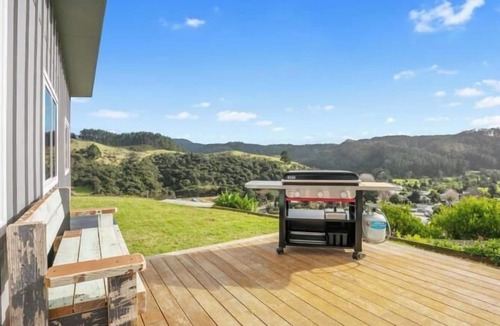 Whangamata House | Hilltop Haven - Whangamata