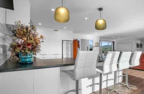 Whangamata House | Hilltop Haven - Whangamatā