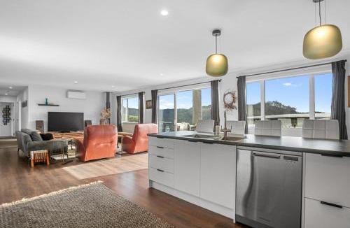 Whangamata House | Hilltop Haven - Whangamatā