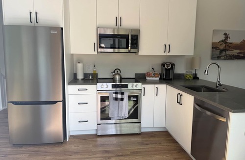 Sidney House | Hilltop Hideaway – Peaceful 2BR Suite, Near Beach Access and Mt. Baker Sunrises