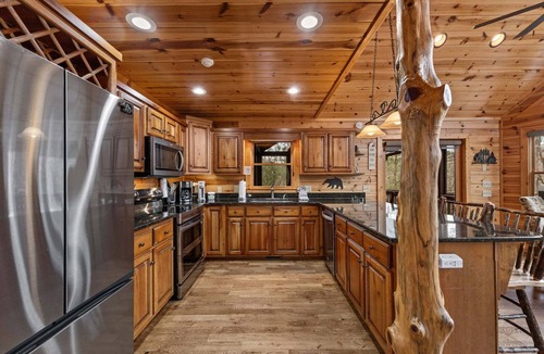 Foxfire Estates Cabin | Hilltop Hideaway- EV Car Charger | Hot Tub | All Inclusive Game Room | Close to town