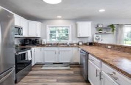Broadway House | HILLTOP HIDEAWAY❤️Fire Pit~Grill~3BR~Pets❤️