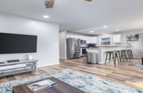 Broadway House | HILLTOP HIDEAWAY❤️Fire Pit~Grill~3BR~Pets❤️