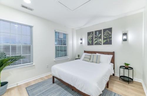 Roseland House | Hilltop Hideaway - Heated Pool - Jacuzzi - Ping Pong - 12 guests - Fireplace - Mountain Views - Pets are allowed by request