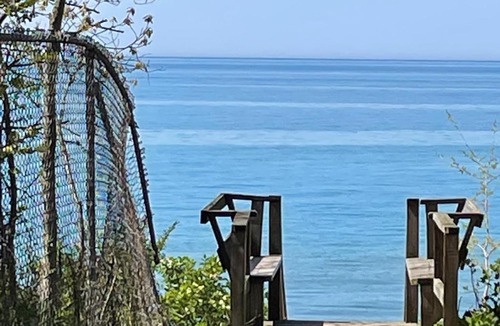 Grand Beach House | Hilltop Hideaway