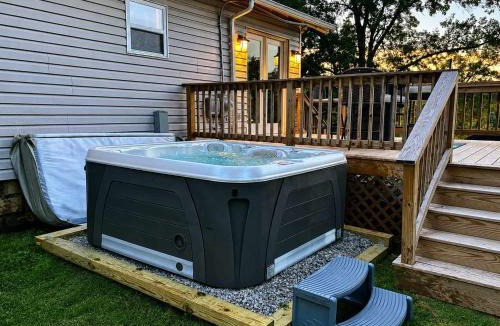 Portage Lakes House | Hilltop Lakehouse - Free Kayaks Deck PLX
