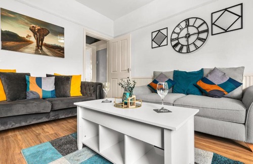 Kimberworth Apartment | HILLTOP PLACE SUITES 6 beds for CONTRACTORS and FAMILIES near MEADOWHALL with FREE PRIVATE PARKING