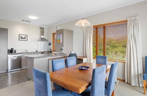Bluff Hill House | Hilltop Views - Bluff Hill Holiday Home