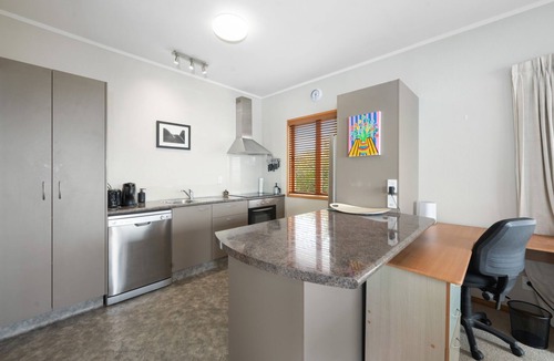 Bluff Hill House | Hilltop Views - Bluff Hill Holiday Home