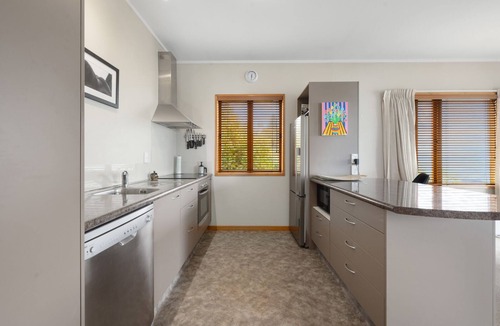 Bluff Hill House | Hilltop Views - Bluff Hill Holiday Home