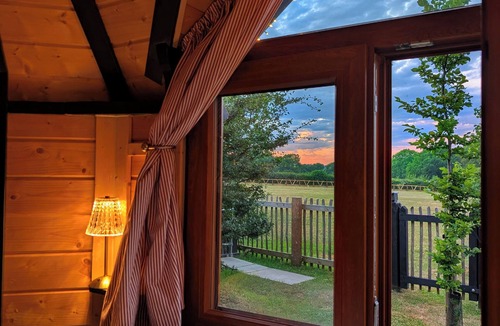 Rickmansworth Cabin | Hilly Hideaway — Unique Countryside Retreat with Hot Tub & firepit