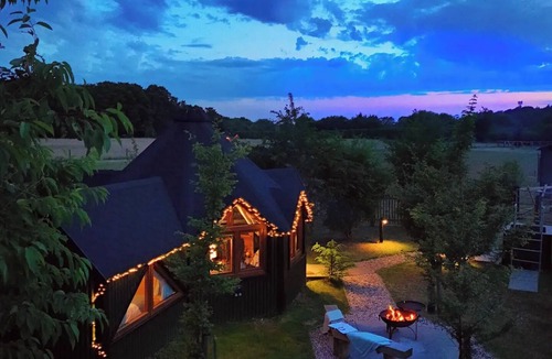 Rickmansworth Cabin | Hilly Hideaway — Unique Countryside Retreat with Hot Tub & firepit